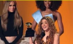 شاكيرا تفوزُ بجائزة جرامي وتهديها للمهاجرين